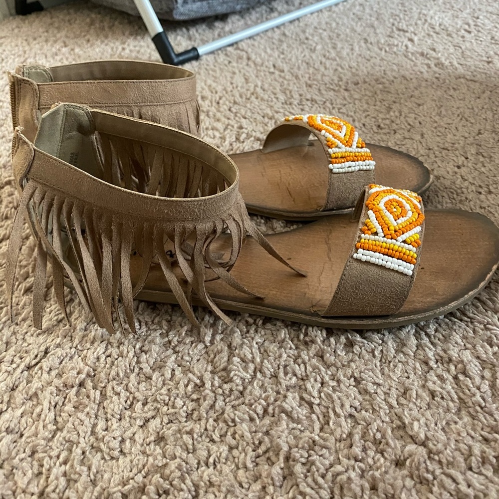 Fringed sandal